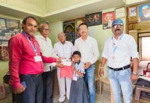 समग्र शिक्षा समावेशीत शिक्षण अंतर्गत विद्यार्थिनीला लोव्हिजन साहित्य वितरण