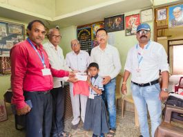 समग्र शिक्षा समावेशीत शिक्षण अंतर्गत विद्यार्थिनीला लोव्हिजन साहित्य वितरण