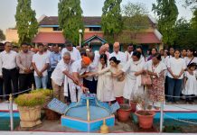 दिवं. डॉ. शिवनाथजी कुंभारे यांच्या अस्थींचे गुरूकुंज आश्रमातील पवित्र अस्थी कुंडात विसर्जन