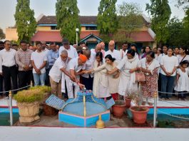 दिवं. डॉ. शिवनाथजी कुंभारे यांच्या अस्थींचे गुरूकुंज आश्रमातील पवित्र अस्थी कुंडात विसर्जन