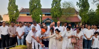 दिवं. डॉ. शिवनाथजी कुंभारे यांच्या अस्थींचे गुरूकुंज आश्रमातील पवित्र अस्थी कुंडात विसर्जन