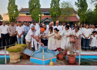 दिवं. डॉ. शिवनाथजी कुंभारे यांच्या अस्थींचे गुरूकुंज आश्रमातील पवित्र अस्थी कुंडात विसर्जन