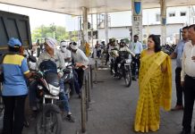 जिल्हाधिकारी धडकल्या पेट्रोल पंपावर-साठा रजिस्टरची तपासणी ; ग्राहकांसोबतही संवाद