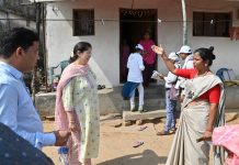 जिल्हाधिका-यांकडून जनगणनेच्या कामाची प्रत्यक्ष पाहणी-पाच घरांना भेटी ; वास्तविक माहिती देण्याचे आवाहन
