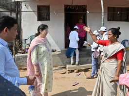 जिल्हाधिका-यांकडून जनगणनेच्या कामाची प्रत्यक्ष पाहणी-पाच घरांना भेटी ; वास्तविक माहिती देण्याचे आवाहन