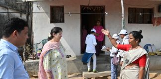 जिल्हाधिका-यांकडून जनगणनेच्या कामाची प्रत्यक्ष पाहणी-पाच घरांना भेटी ; वास्तविक माहिती देण्याचे आवाहन