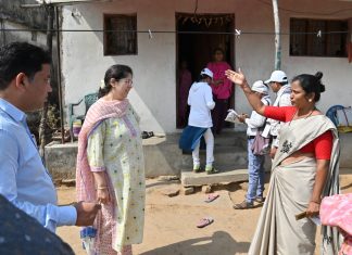 जिल्हाधिका-यांकडून जनगणनेच्या कामाची प्रत्यक्ष पाहणी-पाच घरांना भेटी ; वास्तविक माहिती देण्याचे आवाहन
