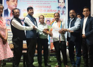 साहित्यिकांच्या हस्ते झाला साहित्य संमेलनास उपस्थित श्रोत्यांचा सन्मान