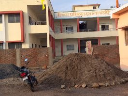जिल्हा परिषद शाळेचा संरक्षण भिंतीचे काम केले लोकवर्गणीतून