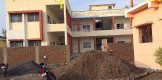 जिल्हा परिषद शाळेचा संरक्षण भिंतीचे काम केले लोकवर्गणीतून