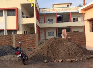 जिल्हा परिषद शाळेचा संरक्षण भिंतीचे काम केले लोकवर्गणीतून