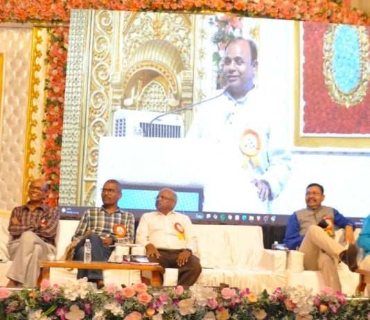 देवालयातील गर्दी वाढली, वाचनालये ओस पडली; साहित्यिकांनी लेखणी झिजवण्याची गरज – डॉ. संजय कळमकर